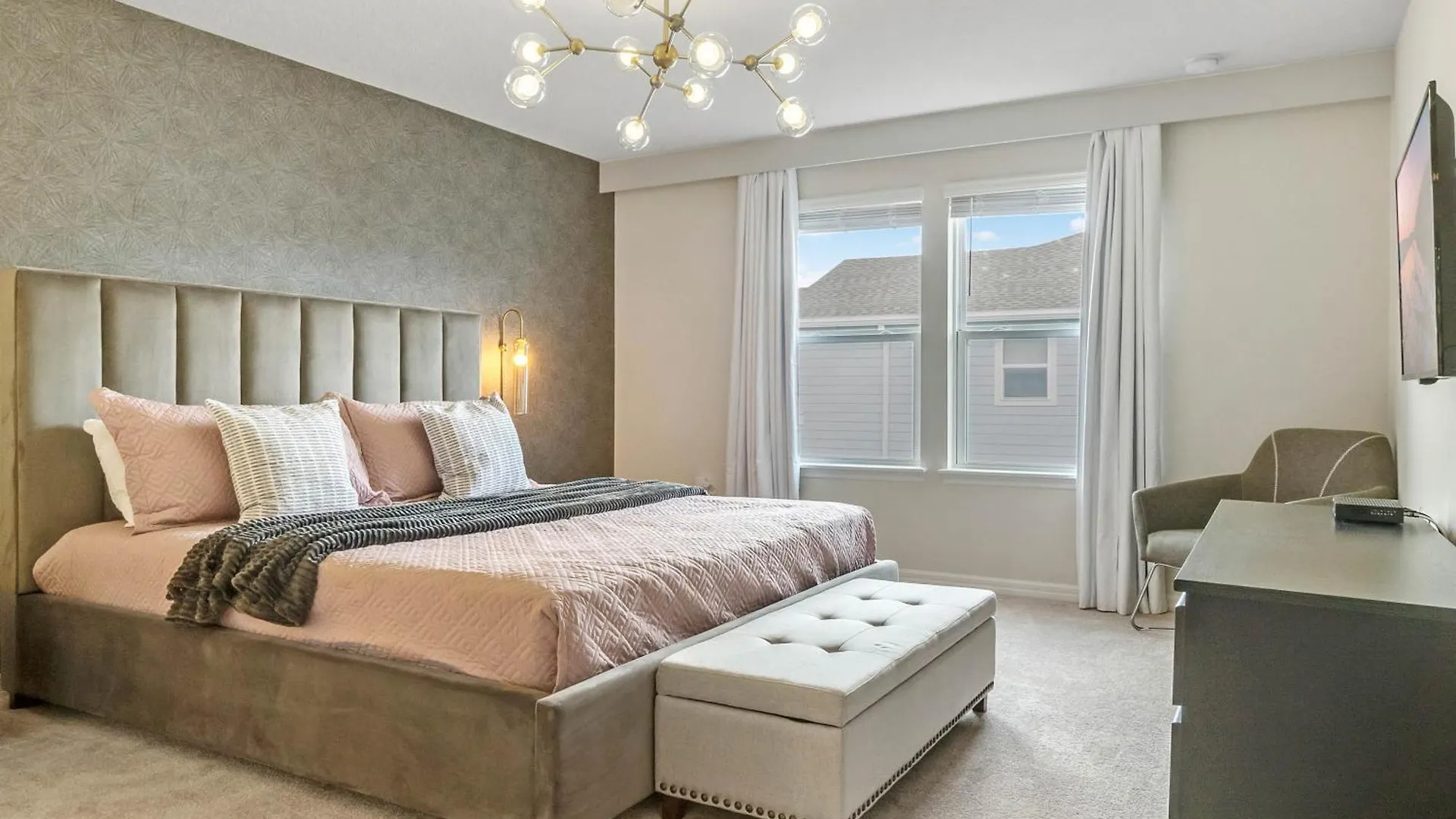 5 Bedroom-4 Bathroom Windsor Island 112 Jw Davenport 0*,  United States